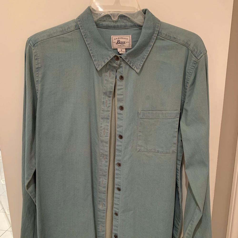 G.H. Bass & Co. Light Wash Denim Button Down M